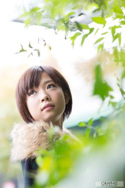 她似星光璀璨